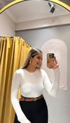 BEYAZ MODAL PARMAK GEÇMLEİ BLUZ 