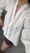 EKRU İŞLEMELİ GÖMLEK