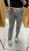 GRİ YIRTIK DETAYLI JEAN