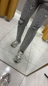 GRİ YIRTIK DETAYLI JEAN