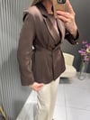 KAHVE BELDEN OTURTMALI KEMERLİ VE ŞAL DETAYLI BLAZER CEKET 