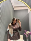 KAHVE BELDEN OTURTMALI KEMERLİ VE ŞAL DETAYLI BLAZER CEKET 