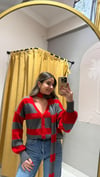 KIRMIZI ÇİZGİLİ ATKILI HIRKA