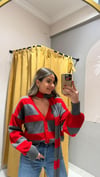 KIRMIZI ÇİZGİLİ ATKILI HIRKA