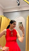 KIRMIZI FİYONKLU ELBİSE
