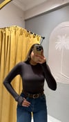 MODAL KUMAŞ PARMAK GEÇMELİ BLUZ KAHVE