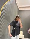 SİYAH GOLD DÜĞMELİ T-SHİRT 