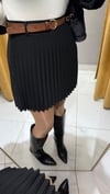 SİYAH KEMERLİ PİLELİ ŞORT ETEK 