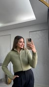 YEŞİL DÜĞMELİ HIRKA 