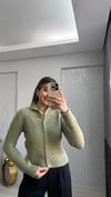 YEŞİL DÜĞMELİ HIRKA 