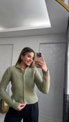 YEŞİL DÜĞMELİ HIRKA 