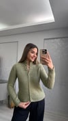 YEŞİL DÜĞMELİ HIRKA 