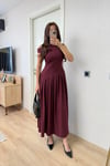 BEL DETAYLI DÜŞÜK YAKA PİLELİ ELBİSE BORDO