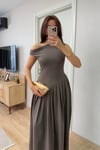 BEL DETAYLI DÜŞÜK YAKA PİLELİ ELBİSE KAHVE
