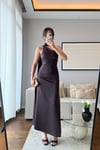 FULAR DETAYLI SATEN ELBİSE-MÜRDÜM