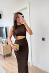 KAHVE BEL DEKOLTELİ ELBİSE