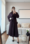 KRUVAZE YAKA BELDEN KUŞAKLI DÖKÜMLÜ MAXİ ELBİSE-MÜRDÜM