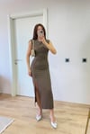 ÖN TARAFI DRAPE DETAYLI YIRTMAÇLI ELBİSE  KAHVE