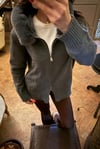 PELUŞ DETAYLI KAPÜŞONLU TRİKO HIRKA