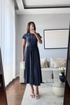 POLO YAKA BELİ LASTİKLİ PİLELİ ELBİSE