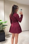 TAŞ DETAYLI PİLELİ ELBİSE - BORDO