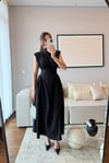 VATKALI OMUZ DRAPELİ BEL DETAYLI MAXİ ELBİSE-SİYAH