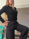 Bel Lastikli Metal Logolu Pileli Pantolon