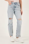 501 Pamuklu Yırtık Detaylı Regular Fit Düz Paça Jeans Kadın Kot Pantolon 12501-0500 AÇIK MAVİ