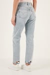 501 Pamuklu Yırtık Detaylı Regular Fit Düz Paça Jeans Kadın Kot Pantolon 12501-0500 AÇIK MAVİ