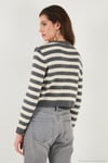 Çizgili Oversize Fit Bisiklet Yaka Düğmeli Crop Triko Kadın Hırka 4615567 GRİ