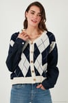 Desenli Regular Fit Düğmeli V Yaka Crop Kadın Hırka 4615553 LACİVERT-EKRU