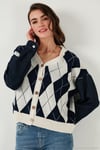 Desenli Regular Fit Düğmeli V Yaka Crop Kadın Hırka 4615553 LACİVERT-EKRU