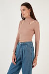 Esnek Slim Fit Cut Out Pencereli Dik Yaka Crop Kadın Bluz 5865348 BİSKÜVİ