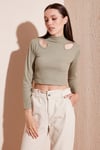 Esnek Slim Fit Cut Out Pencereli Dik Yaka Crop Kadın Bluz 5865348 Olive