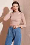 Esnek Slim Fit Cut Out Pencereli Dik Yaka Crop Kadın Bluz 5865348 BİSKÜVİ