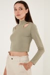 Esnek Slim Fit Cut Out Pencereli Dik Yaka Crop Kadın Bluz 5865348 Olive