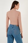 Esnek Slim Fit Cut Out Pencereli Dik Yaka Crop Kadın Bluz 5865348 BİSKÜVİ