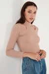 Esnek Slim Fit Cut Out Pencereli Dik Yaka Crop Kadın Bluz 5865348 BİSKÜVİ