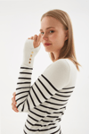Fashion Friends Regular Fit Bisiklet Yaka Düğme Detaylı Bayan Kazak 25K0023K1 Ekru Çizgili