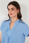 Güpür Detaylı % 100 Pamuk Regular Fit V Yaka Kadın Bluz 611BZ0286 BEBE MAVİ