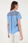 Güpür Detaylı % 100 Pamuk Regular Fit V Yaka Kadın Bluz 611BZ0286 BEBE MAVİ