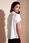 Güpür Detaylı % 100 Pamuk Regular Fit V Yaka Kadın Bluz 611BZ0286 EKRU