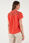 Güpür Detaylı % 100 Pamuk Regular Fit V Yaka Kadın Bluz 611BZ0286 NAR ÇİÇEĞİ