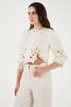 Lela Ajurlu ve Nakış İşlemeli Pamuklu Slim Fit Bisiklet Yaka Crop Bayan Bluz 676215 EKRU