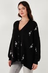 Lela Çiçek İşlemeli Oversize Fit V Yaka Düğmeli Bayan Hırka 4616191 SİYAH