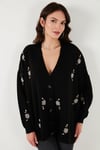 Lela Çiçek İşlemeli Oversize Fit V Yaka Düğmeli Bayan Hırka 4616191 SİYAH