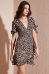 Lela Dar Kesim Kruvaze Yaka Fırfır Detaylı Mini Kadın Elbise 5863719 LEOPAR