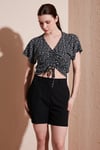 Lela Desenli Önü Büzgülü V Yaka Crop Bayan Bluz 5864486Y4 SİYAH