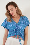 Lela Desenli Önü Büzgülü V Yaka Crop Bayan Bluz 5864486Y4 SAKS