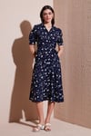 Lela Desenli Regular Fit Yırtmaçlı Midi Boy Kemerli Gömlek Bayan Elbise 6782106 LACİVERT